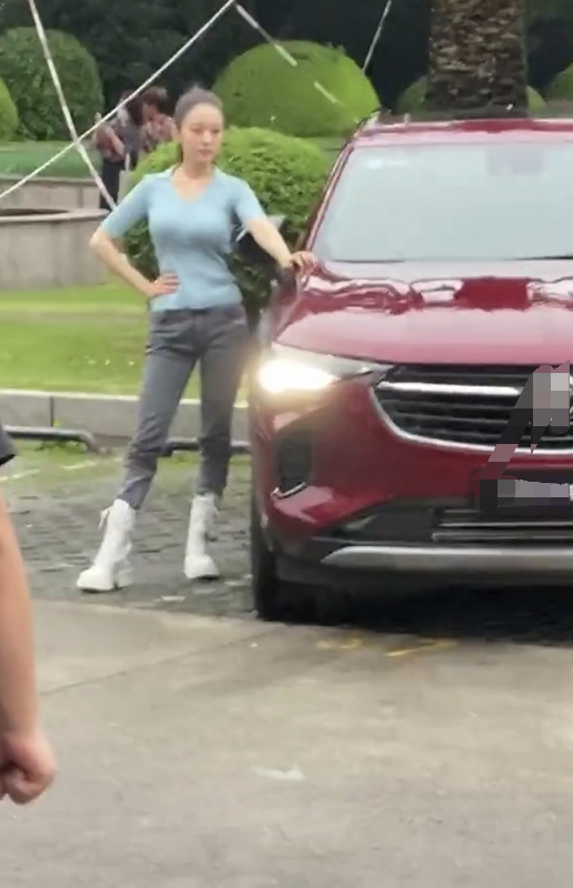 吉娜|偶遇吉娜公园内拍广告，叉腰凹造型表现力超棒，面对围观毫不怯场