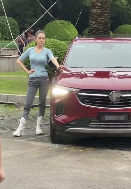 吉娜|偶遇吉娜公园内拍广告，叉腰凹造型表现力超棒，面对围观毫不怯场