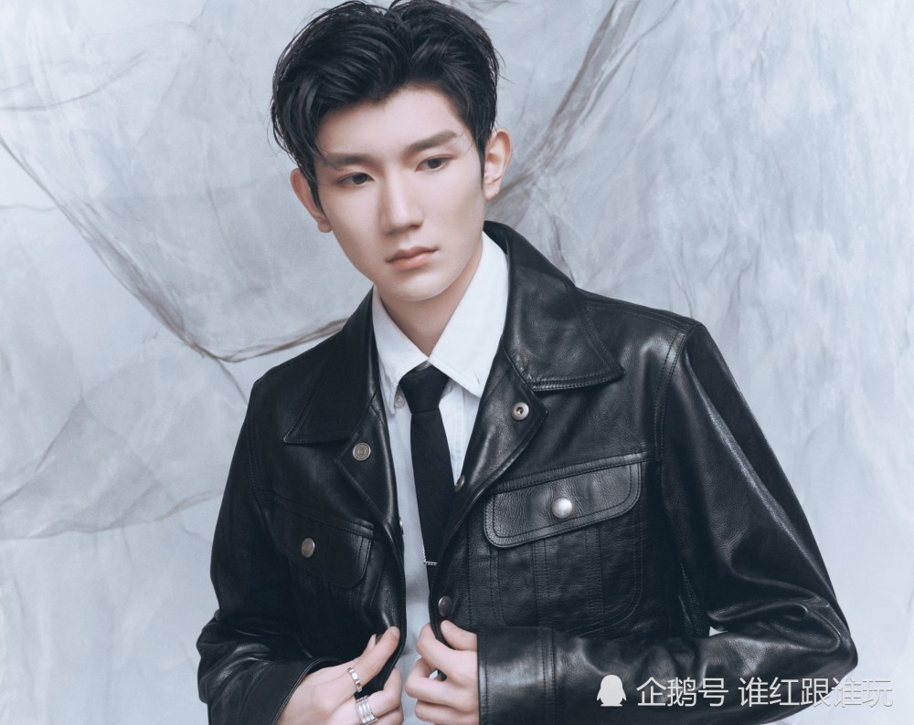 王源|演唱没结束，升降台就出意外？比王源唱功更稳的，是他的临场反应