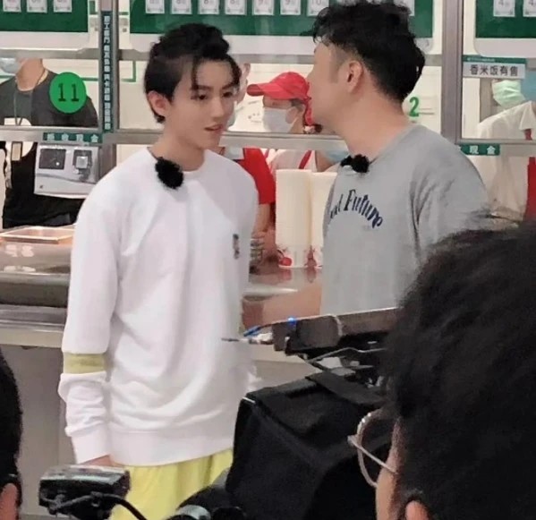 中餐厅4|王俊凯《中餐厅4》路透曝光，无意间显示饭店价格，便宜的不真实