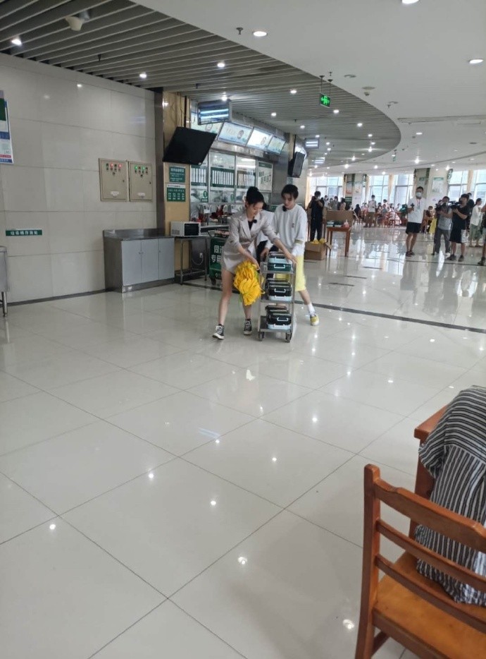 中餐厅4|王俊凯《中餐厅4》路透曝光，无意间显示饭店价格，便宜的不真实