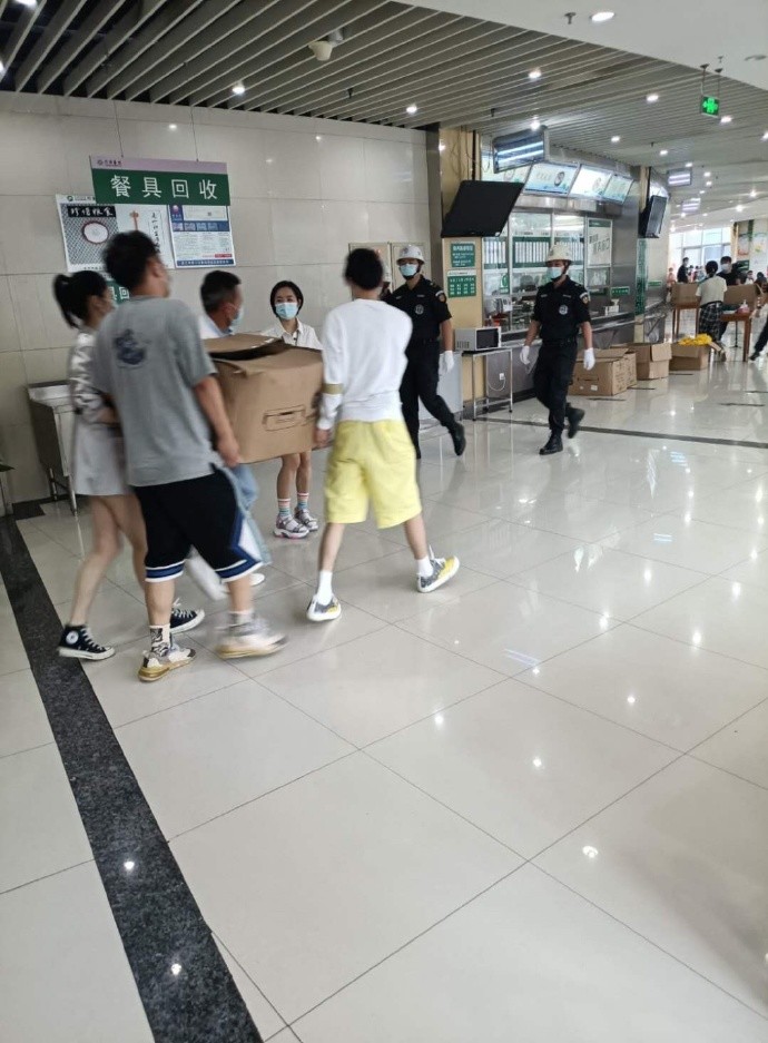 中餐厅4|王俊凯《中餐厅4》路透曝光，无意间显示饭店价格，便宜的不真实