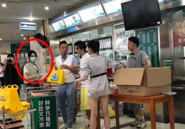 中餐厅4|王俊凯《中餐厅4》路透曝光，无意间显示饭店价格，便宜的不真实