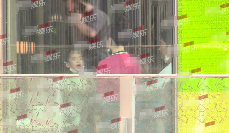 霍思燕|霍思燕夫妇为见“哎哟喂”望眼欲穿，俩人对妹妹宠极了，待遇比亲儿子还亲