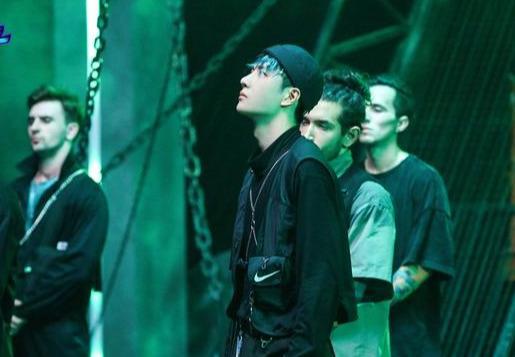 王一博|王一博在他面前甘拜下风，跪地为偶像呐喊，国际街舞大神成名背后都是伤痛