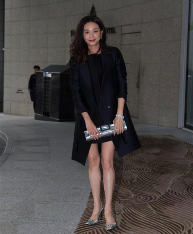 52岁吴婉芳近照,素颜出镜却比女儿更显年轻,保养水平完胜李嘉欣