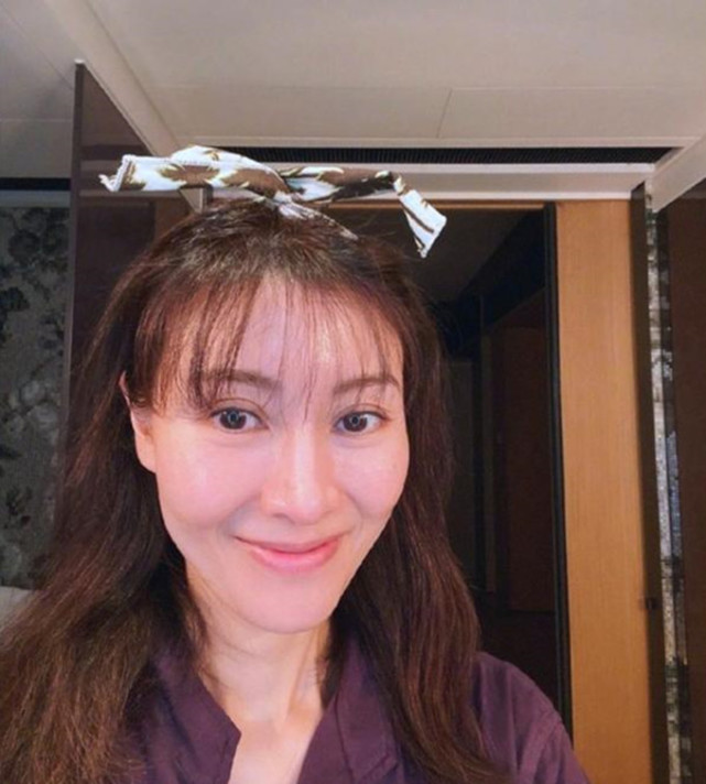 52岁吴婉芳近照,素颜出镜却比女儿更显年轻,保养水平完胜李嘉欣