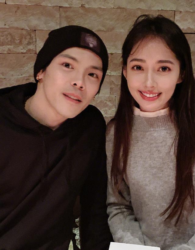 向佐|向佐生日晒与郭碧婷亲密合影，表白并安慰妻子：会尽其所能尽快到你身边