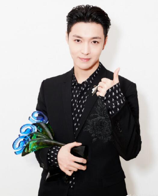 张艺兴|张艺兴连拿4个奖被网友调侃：“人家是去领奖，你是去进货”