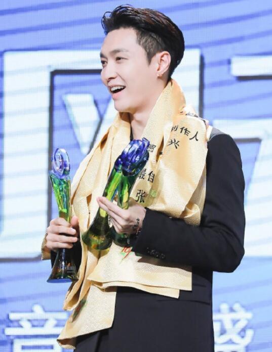 张艺兴|张艺兴连拿4个奖被网友调侃：“人家是去领奖，你是去进货”