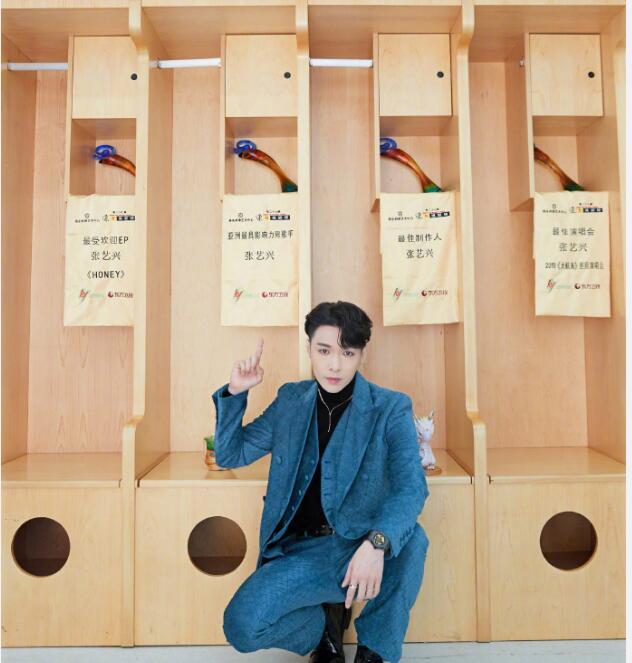 张艺兴|张艺兴连拿4个奖被网友调侃：“人家是去领奖，你是去进货”