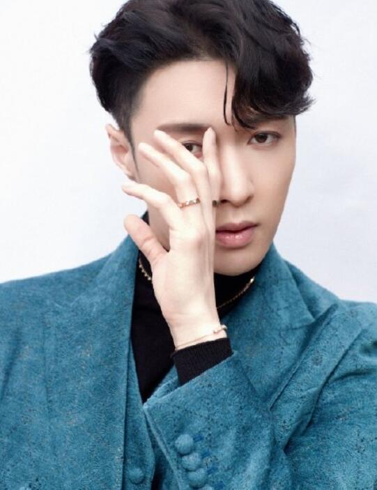 张艺兴|张艺兴连拿4个奖被网友调侃：“人家是去领奖，你是去进货”