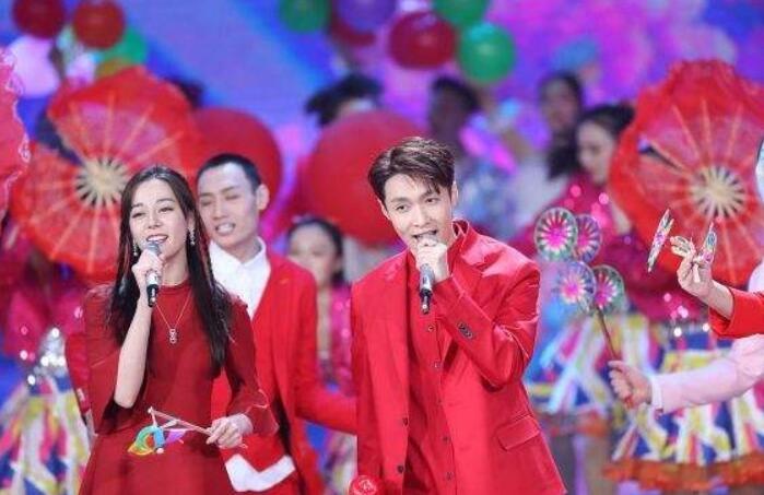 张艺兴|张艺兴连拿4个奖被网友调侃：“人家是去领奖，你是去进货”