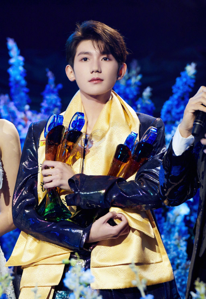 东方风云榜|东方风云榜直播出意外，王源遭遇舞台事故，主持人当面内涵丁当！