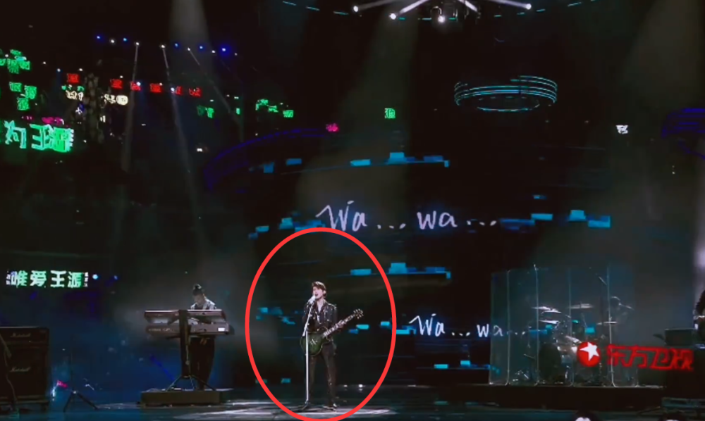 东方风云榜|东方风云榜直播出意外，王源遭遇舞台事故，主持人当面内涵丁当！