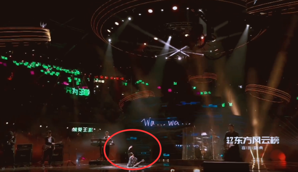 东方风云榜|东方风云榜直播出意外，王源遭遇舞台事故，主持人当面内涵丁当！