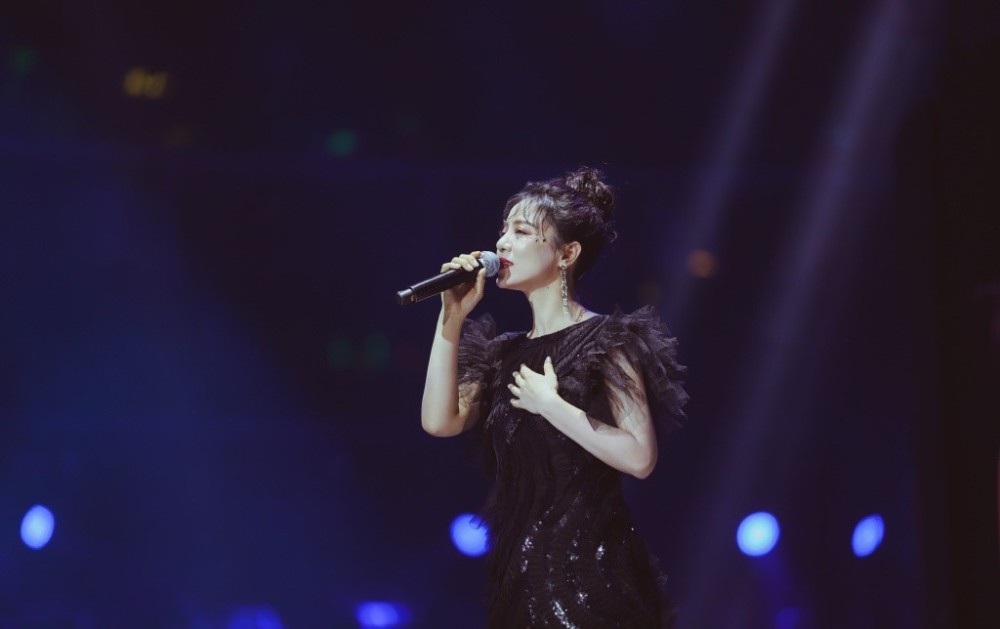 东方风云榜|东方风云榜直播出意外，王源遭遇舞台事故，主持人当面内涵丁当！