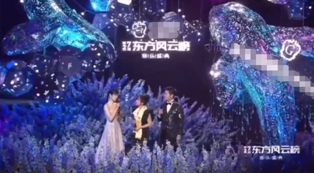 东方风云榜|东方风云榜直播出意外，王源遭遇舞台事故，主持人当面内涵丁当！