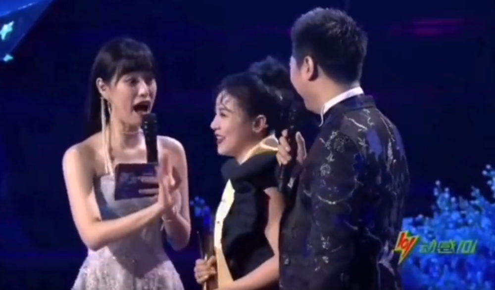 东方风云榜|东方风云榜直播出意外，王源遭遇舞台事故，主持人当面内涵丁当！