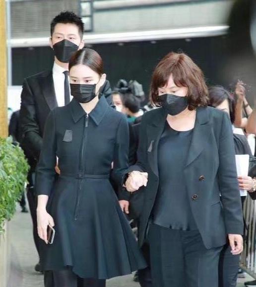 何超莲|何超莲忙赌王丧事，旗下面馆半年亏损200万，却坚持不炒员工！