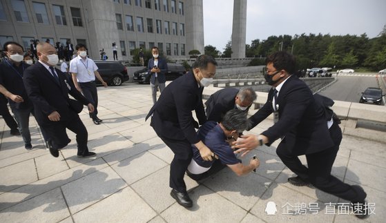 向文|向文在寅扔鞋男子：投掷目标并非总统 是红地毯 而且命中了