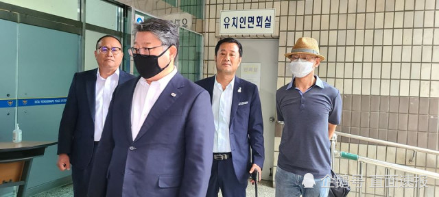 文在寅|朴槿惠支持者向文在寅扔鞋抗议未击中 法院：没必要拘留他