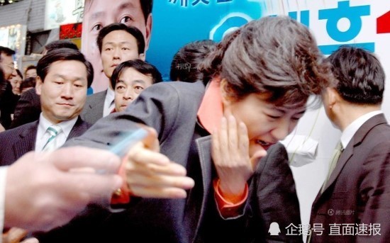 文在寅|朴槿惠支持者向文在寅扔鞋抗议未击中 法院：没必要拘留他