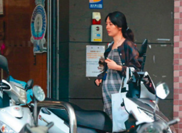 郭碧婷|郭碧婷凌晨为向佐庆生 网友喊话向太：说好的全家一起接儿媳呢？