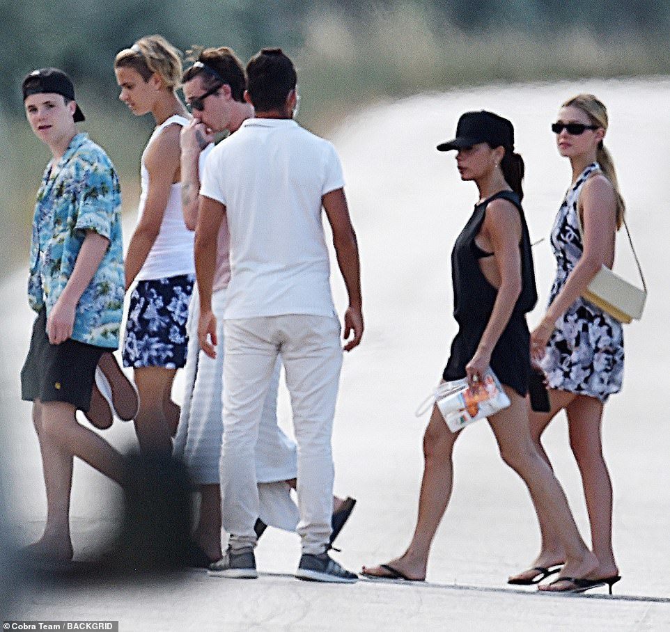 大卫·贝克汉姆|贝克汉姆家意大利度假，富二代准儿媳加入，和维多利亚同秀美腿更豪气