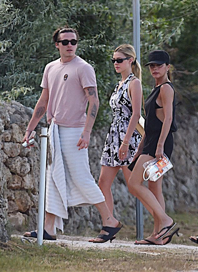 大卫·贝克汉姆|贝克汉姆家意大利度假，富二代准儿媳加入，和维多利亚同秀美腿更豪气