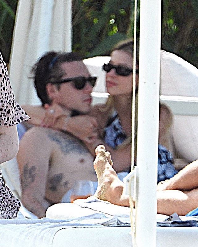 大卫·贝克汉姆|贝克汉姆家意大利度假，富二代准儿媳加入，和维多利亚同秀美腿更豪气