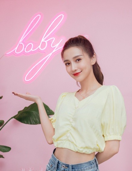baby|baby首次直播超美，敬业程度被称赞，全程展现高状态值