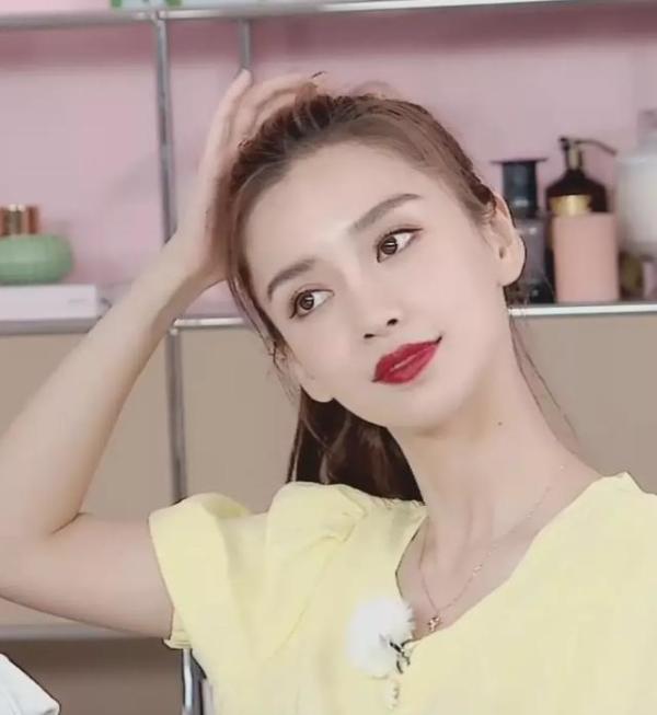 baby|baby首次直播超美，敬业程度被称赞，全程展现高状态值