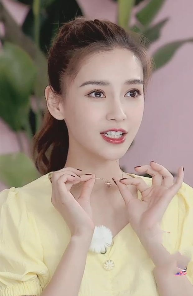 baby|baby首次直播超美，敬业程度被称赞，全程展现高状态值