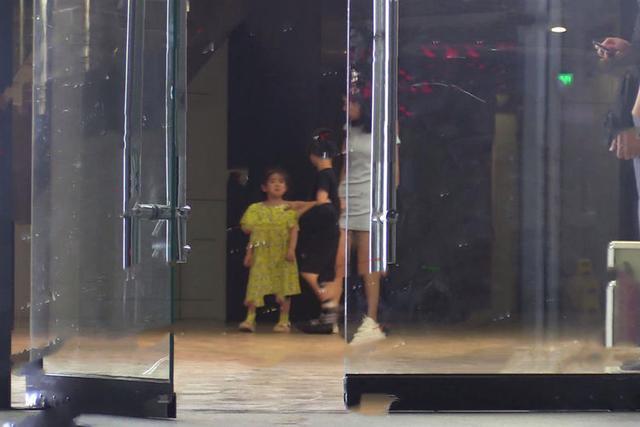 霍思燕|杜江霍思燕带女儿逛街，哎呦喂长相可爱与妈妈互动超有爱