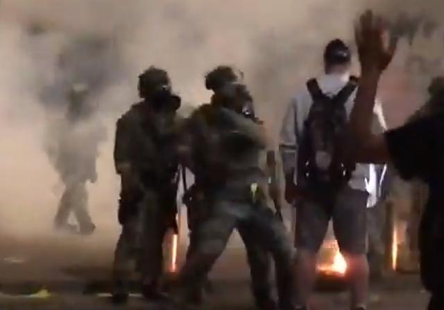 警察|抗议现场，美壮汉遭警察棍打岿然不动，淡然竖中指如王者般离去