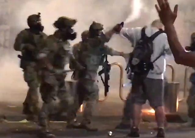 警察|抗议现场，美壮汉遭警察棍打岿然不动，淡然竖中指如王者般离去