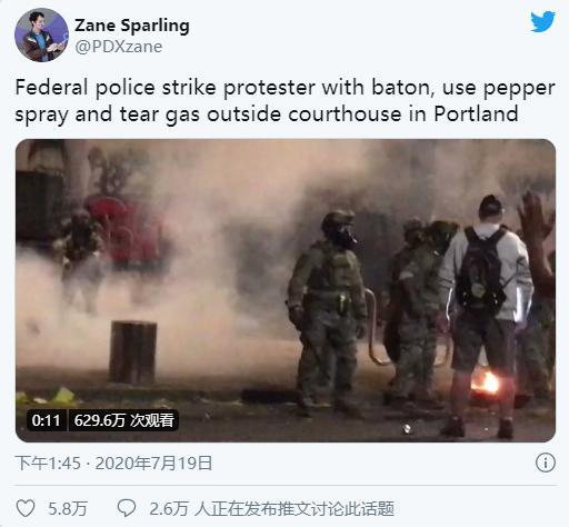 警察|抗议现场，美壮汉遭警察棍打岿然不动，淡然竖中指如王者般离去