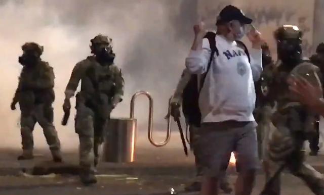 警察|抗议现场，美壮汉遭警察棍打岿然不动，淡然竖中指如王者般离去