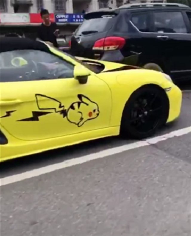 竞速黄保时捷侧面贴皮卡丘车主女司机还追尾了一台suv