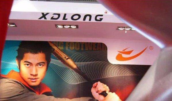 混得最惨的一双运动鞋4千家门店年入32亿如今卖房卖机器