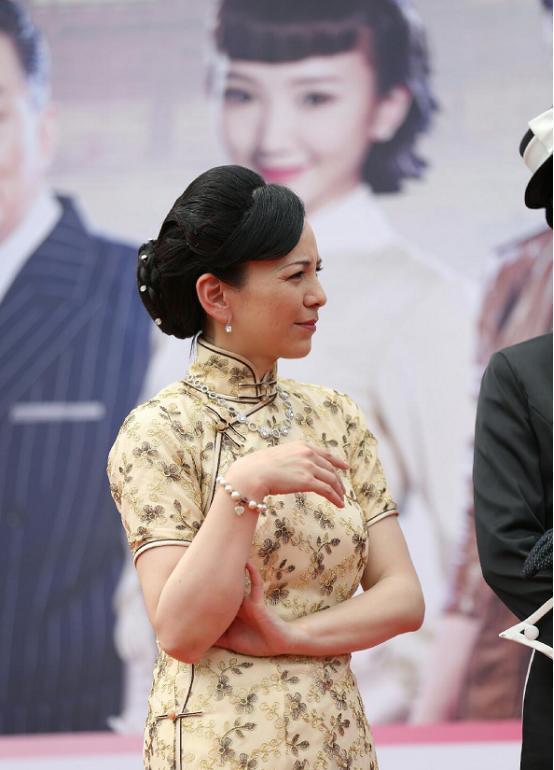 王琳身材也太好了吧,穿旗袍配盘发刚刚好,比年轻人穿更惊艳