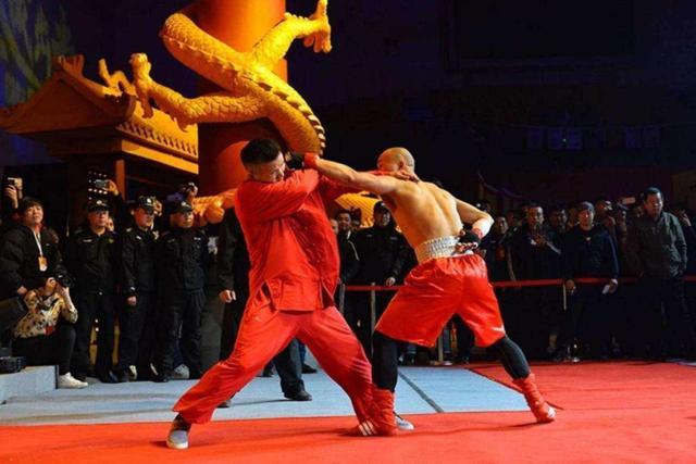 而这个王小龙,我们之前也报道过,他就是曾经和拳手"太古雷龙"约战过的