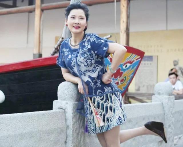 何赛飞的奶奶头真迷人配旗袍短裙风韵犹存55岁一脸的福相