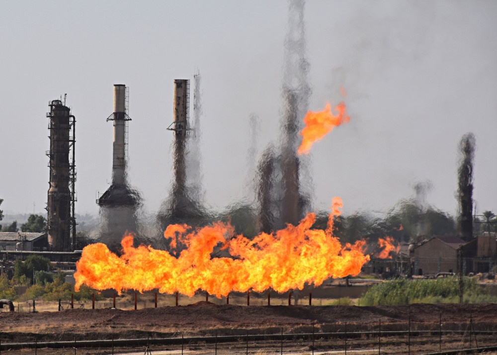 图为伊朗大油田发生爆炸