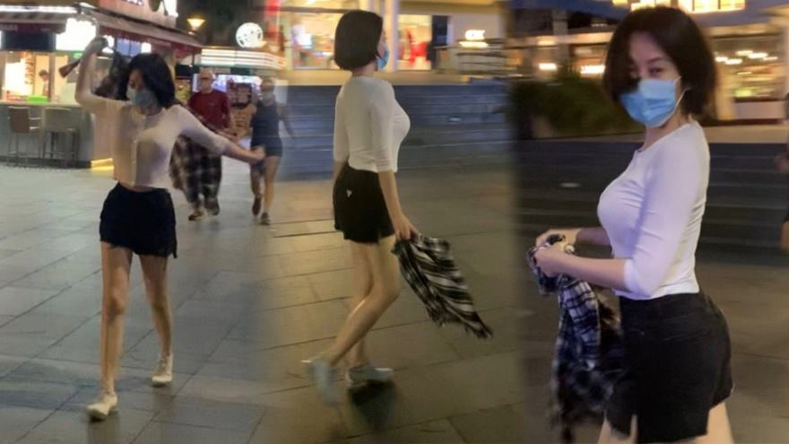 许晴|51岁许晴“夜跑”被路人偶遇，蚂蚁腰细腿抢镜，身材妖娆但至今无人娶
