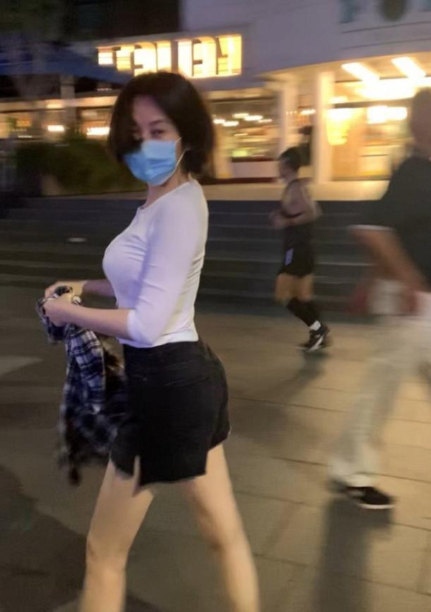 许晴|51岁许晴“夜跑”被路人偶遇，蚂蚁腰细腿抢镜，身材妖娆但至今无人娶