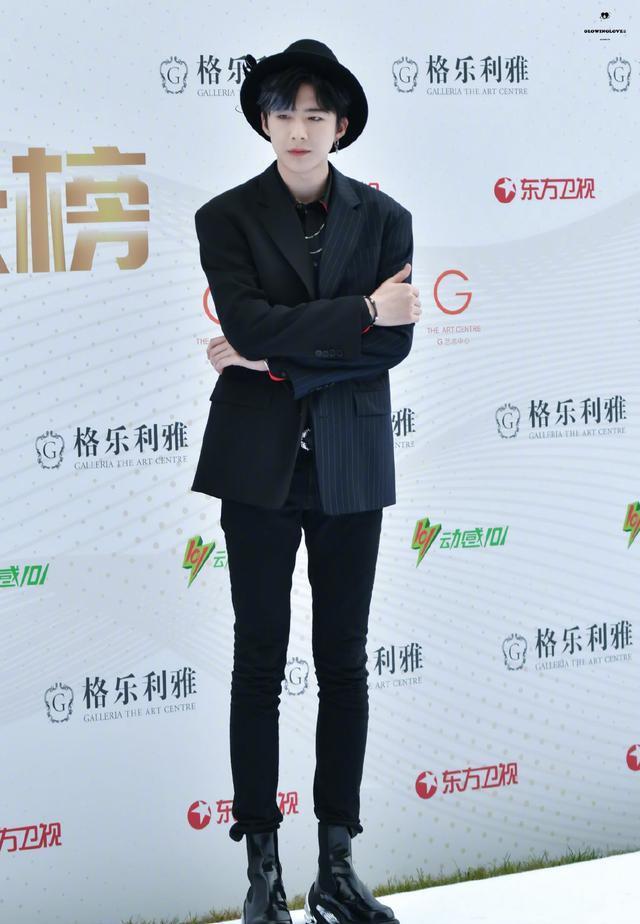 孟美岐一袭蓝色蓬蓬裙力压全场成霸主,王源变身贵族公子