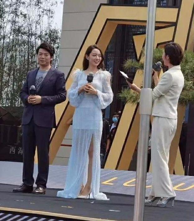 吉娜|网友偶遇吉娜拍广告，上一秒优雅微笑，下一秒绷脸翻白眼，瞬间变脸