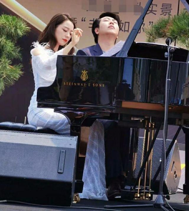 吉娜|网友偶遇吉娜拍广告，上一秒优雅微笑，下一秒绷脸翻白眼，瞬间变脸